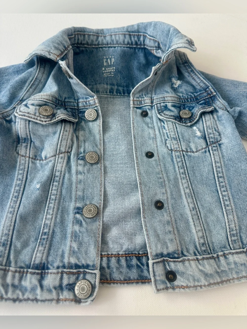Gap girl’s Icon Denim Jacket. with distressed detailing at the chest.  Size 4T.
